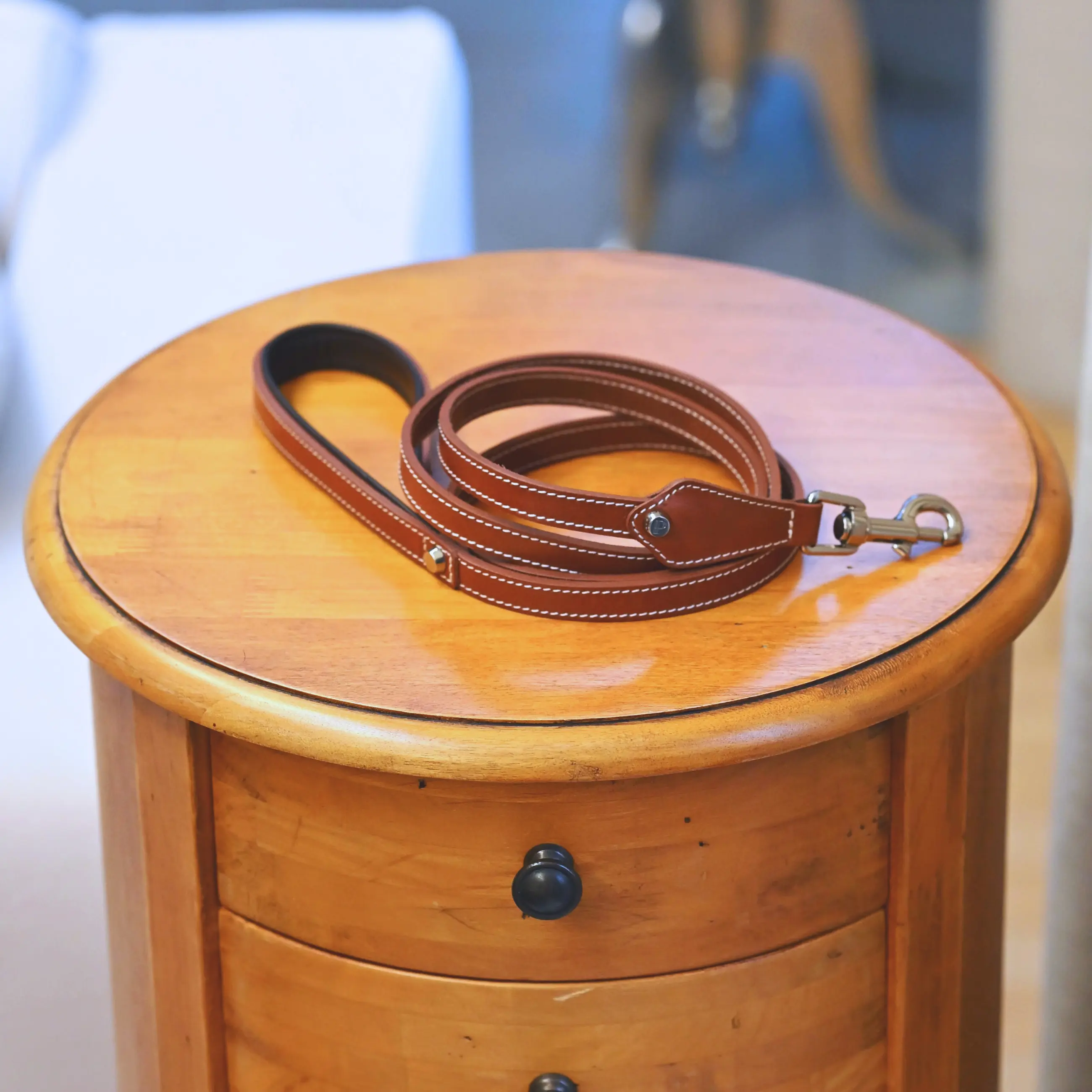 Hand-stitched from smooth, natural calfskin in an artisan workshop in the EU. Characterized by Pattmond’s signature shape, distinguished by subtle shifts in width and refined ornamental details. Caramel-coloured, vegetable-tanned leather with beige contrast stitching and a brown lining inside the handle. Solid brass hardware in silver (signature snap hook and logo studs), nickel-free and protected with a durable, polished finish. With a fixed length of 175 cm and a width of: - 1.5 cm, it is proportioned for smaller and medium dogs - 2.2 cm, it is proportioned for larger dogs.
